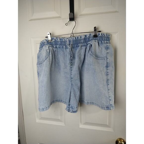 Time and Tru Pants - Time And Tru Light Wash Denim High Rise Pocket Shorts. Size 16